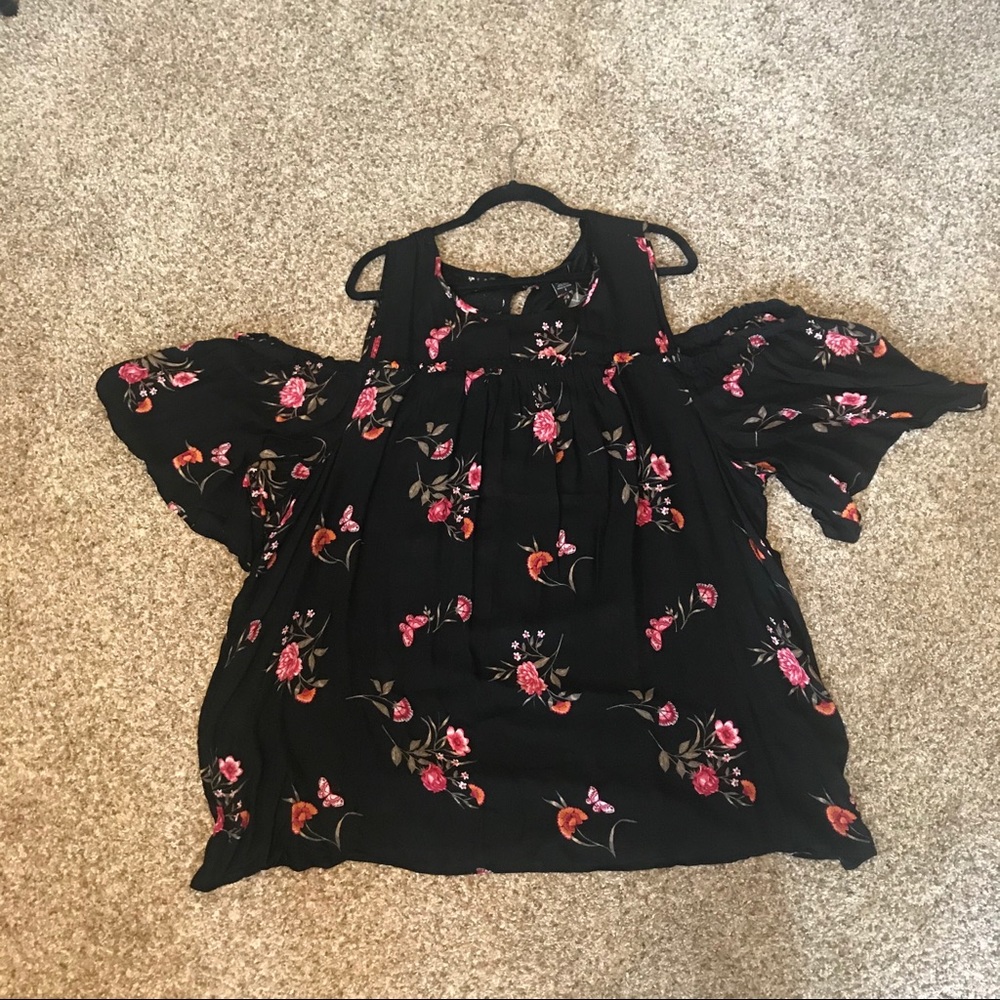 🦄PRICE DROP🦄 Floral Cold Shoulder Top